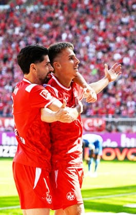 Fussball - 2. Bundesliga - Saison 2026 27 1. FC Kaiserslautern 05.09.2026 Fritz-Walter-Stadion 1. FC Kaiserslautern (fck) - SV Darmstadt 98 (da) Jubel nach dem 1:0, Flankengeber fck08, li, und Torschütze Mario SAUER (1. FC Kaiserslautern) 1. FC Kaiserslautern *** Soccer, 2. Bundesliga, 2026–27 Season, 1 FC Kaiserslautern, September 5, 2026, Fritz Walter Stadium, 1 FC Kaiserslautern vs. SV Darmstadt 98—celebrations after the 1–0 win, Crosser fck08, left, and goal scorer Mario SAUER 1 FC Kaiserslautern 1 FC Kaiserslautern