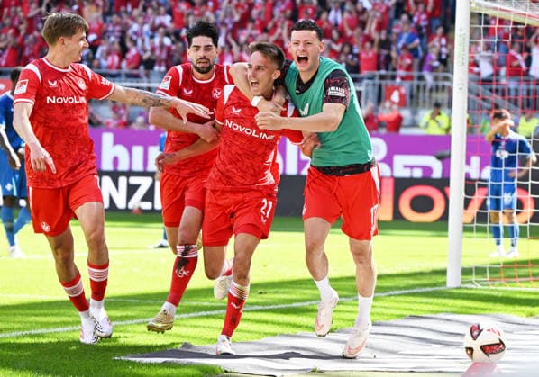 Fussball - 2. Bundesliga - Saison 2026 27 1. FC Kaiserslautern 05.09.2026 Fritz-Walter-Stadion 1. FC Kaiserslautern (fck) - SV Darmstadt 98 (da) Jubel nach dem 1:0, v.li: Paul JOLY (1. FC Kaiserslautern), Semih SAHIN (1. FC Kaiserslautern), Torschütze Mario SAUER (1. FC Kaiserslautern) und Erencan YARDIMCI (1. FC Kaiserslautern) 1. FC Kaiserslautern *** Soccer, 2. Bundesliga, 2026–27 Season, 1 FC Kaiserslautern, September 5, 2026, Fritz Walter Stadium: 1 FC Kaiserslautern vs. SV Darmstadt 98—celebrations after the 1–0 win; from left: Paul JOLY (1 FC Kaiserslautern), Semih SAHIN (1. FC Kaiserslautern), goal scorer Mario SAUER (1. FC Kaiserslautern), and Erencan YARDIMCI (1. FC Kaiserslautern). 1. FC Kaiserslautern