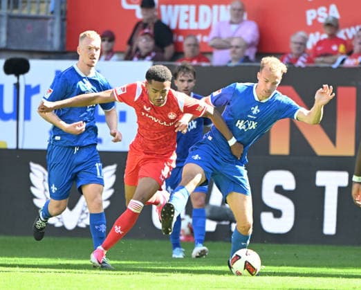 Fussball - 2. Bundesliga - Saison 2026 27 1. FC Kaiserslautern 05.09.2026 Fritz-Walter-Stadion 1. FC Kaiserslautern (fck) - SV Darmstadt 98 (da) Thierry TAZAMETA (1. FC Kaiserslautern), li - Yannik LÜHRS (SV Darmstadt 98) 1. FC Kaiserslautern *** Soccer, 2. Bundesliga, 2026–27 Season, 1 FC Kaiserslautern, September 5, 2026, Fritz Walter Stadium, 1 FC Kaiserslautern (FCK) vs. SV Darmstadt 98 (DA), Thierry TAZAMETA, 1 FC Kaiserslautern, li Yannik LÜHRS, SV Darmstadt 98, 1 FC Kaiserslautern