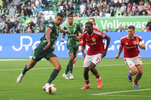 05.09.2026, xgox, Fussball, 2. Bundesliga, VfL Wolfsburg - FC Energie Cottbus v.l. Robert Glatzel (Wolfsburg, 19) schiesst den Ball aufs Tor, Torschuss, Schuss (DFL DFB REGULATIONS PROHIBIT ANY USE OF PHOTOGRAPHS as IMAGE SEQUENCES and or QUASI-VIDEO) Wolfsburg *** September 5, 2026, xgox, Soccer, 2. Bundesliga, VfL Wolfsburg vs. FC Energie Cottbus, Robert Glatzel (Wolfsburg), No. 19 shoots the ball toward the goal, shot on goal, shot. DFL and DFB regulations prohibit any use of photographs as image sequences and or quasi-video. Wolfsburg