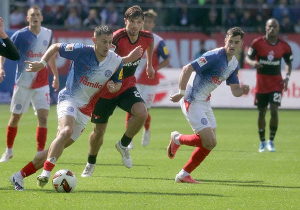 Adrian Kapralik (Holstein Kiel), Guillermo Balzi (Holstein Kiel) Fussball, Herren, Saison 2026 2027, 2.BL, Holstein Stadion, Holstein Kiel gegen 1.FC Nuernberg DFL REGULATIONS PROHIBIT ANY USE OF PHOTOGRAPHS AS IMAGE SEQUENCES AND OR QUASI-VIDEO. *** Adrian Kapralik, Holstein Kiel; Guillermo Balzi, Holstein Kiel Soccer, Men s Team, 2026–2027 Season, 2. Bundesliga, Holstein Stadium, Holstein Kiel vs. 1. FC Nuremberg DFL REGULATIONS PROHIBIT ANY USE OF PHOTOGRAPHS AS IMAGE SEQUENCES AND OR QUASI-VIDEO