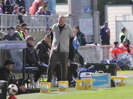 Erst Regen dann Sonne,Trainer Tim Walter (Holstein Kiel) zieht sich aus Fussball, Herren, Saison 2026 2027, 2.BL, Holstein Stadion, Holstein Kiel gegen 1.FC Nuernberg DFL REGULATIONS PROHIBIT ANY USE OF PHOTOGRAPHS AS IMAGE SEQUENCES AND OR QUASI-VIDEO. *** First Rain, Then Sun: Coach Tim Walter of Holstein Kiel Retires from Soccer, Men s, 2026–2027 Season, 2. Bundesliga, Holstein Stadium, Holstein Kiel vs. 1. FC Nuremberg DFL REGULATIONS PROHIBIT ANY USE OF PHOTOGRAPHS AS IMAGE SEQUENCES AND OR QUASI-VIDEO