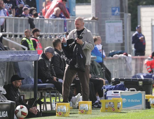 Erst Regen dann Sonne,Trainer Tim Walter (Holstein Kiel) zieht sich aus Fussball, Herren, Saison 2026 2027, 2.BL, Holstein Stadion, Holstein Kiel gegen 1.FC Nuernberg DFL REGULATIONS PROHIBIT ANY USE OF PHOTOGRAPHS AS IMAGE SEQUENCES AND OR QUASI-VIDEO. *** First Rain, Then Sun: Coach Tim Walter of Holstein Kiel Retires from Soccer, Men s, 2026–2027 Season, 2. Bundesliga, Holstein Stadium, Holstein Kiel vs. 1. FC Nuremberg DFL REGULATIONS PROHIBIT ANY USE OF PHOTOGRAPHS AS IMAGE SEQUENCES AND OR QUASI-VIDEO