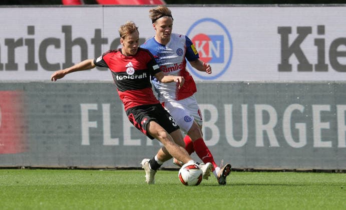 Duell zwischen Jonas Therkelsen (Holstein Kiel) und Tim Janisch (1.FC Nuernberg) Fussball, Herren, Saison 2026 2027, 2.BL, Holstein Stadion, Holstein Kiel gegen 1.FC Nuernberg DFL REGULATIONS PROHIBIT ANY USE OF PHOTOGRAPHS AS IMAGE SEQUENCES AND OR QUASI-VIDEO. *** Head-to-head between Jonas Therkelsen (Holstein Kiel) and Tim Janisch (1. FC Nuremberg) – Men s Soccer, 2026–2027 Season, 2. Bundesliga, Holstein Stadium, Holstein Kiel vs. 1. FC Nuremberg. DFL regulations prohibit any use of photographs as image sequences and or quasi-video.