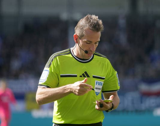 Schiedsrichter Tobias Stieler Fussball, Herren, Saison 2026 2027, 2.BL, Holstein Stadion, Holstein Kiel gegen 1.FC Nuernberg DFL REGULATIONS PROHIBIT ANY USE OF PHOTOGRAPHS AS IMAGE SEQUENCES AND OR QUASI-VIDEO. *** Referee Tobias Stieler, Men s Soccer, 2026–2027 Season, 2. Bundesliga, Holstein Stadium, Holstein Kiel vs. 1. FC Nuremberg DFL REGULATIONS PROHIBIT ANY USE OF PHOTOGRAPHS AS IMAGE SEQUENCES AND OR QUASI-VIDEO