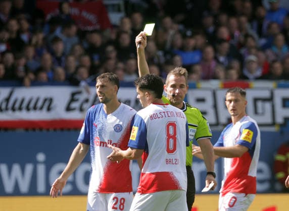 Schiedsrichter Tobias Stieler zeigt Guillermo Balzi (Holstein Kiel) die gelbe Karte Fussball, Herren, Saison 2026 2027, 2.BL, Holstein Stadion, Holstein Kiel gegen 1.FC Nuernberg DFL REGULATIONS PROHIBIT ANY USE OF PHOTOGRAPHS AS IMAGE SEQUENCES AND OR QUASI-VIDEO. *** Referee Tobias Stieler shows Guillermo Balzi of Holstein Kiel a yellow card. Soccer, Men s, 2026–2027 season, 2. Bundesliga, Holstein Stadium, Holstein Kiel vs. 1. FC Nuremberg DFL REGULATIONS PROHIBIT ANY USE OF PHOTOGRAPHS AS IMAGE SEQUENCES AND OR QUASI-VIDEO