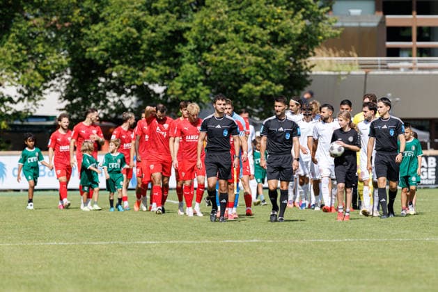 Andreas Dinger (Schiedsrichter:in) Yunis Widholz (Schiedsrichterassistent:in) und Sascha Thiemann (Schiedsrichterassistent:in) führen die Mannschaften aufs Spielfeld beim Spiel zwischen TSV Landsberg v TSV Buchbach, Fussball, Herren, Regionalliga Bayern, 2026 2027, 7.Spieltag am 05.09.2026 in Landsberg am Lech, Sportpark. Bayern Deutschland