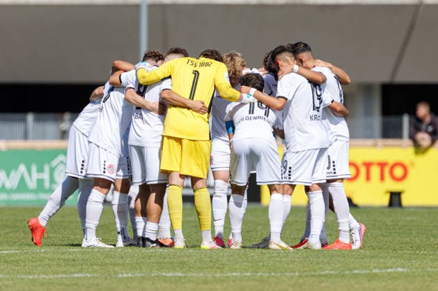Team (TSV Landsberg) Spielerkreis beim Spiel zwischen TSV Landsberg v TSV Buchbach, Fussball, Herren, Regionalliga Bayern, 2026 2027, 7.Spieltag am 05.09.2026 in Landsberg am Lech, Sportpark. Bayern Deutschland
