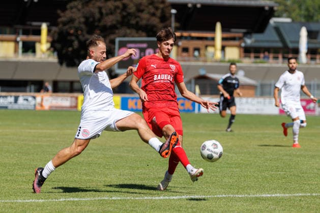 Tizian Zimmermann (22, TSV Buchbach) und Jeton Abazi (9, TSV Landsberg) beim Spiel zwischen TSV Landsberg v TSV Buchbach, Fussball, Herren, Regionalliga Bayern, 2026 2027, 7.Spieltag am 05.09.2026 in Landsberg am Lech, Sportpark. Bayern Deutschland
