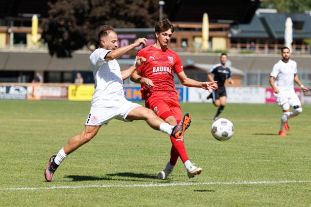 3Tizian Zimmermann (22, TSV Buchbach) und Jeton Abazi (9, TSV Landsberg) beim Spiel zwischen TSV Landsberg v TSV Buchbach, Fussball, Herren, Regionalliga Bayern, 2026 2027, 7.Spieltag am 05.09.2026 in Landsberg am Lech, Sportpark. Bayern Deutschland