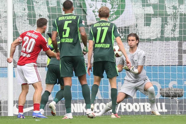 05.09.2026, xgox, Fussball, 2. Bundesliga, VfL Wolfsburg - FC Energie Cottbus v.l. Jakub Zielinski (Wolfsburg, 30) Parade, haelt den Ball, faengt den Ball, pariert (DFL DFB REGULATIONS PROHIBIT ANY USE OF PHOTOGRAPHS as IMAGE SEQUENCES and or QUASI-VIDEO) Wolfsburg *** September 5, 2026, xgox, Soccer, 2. Bundesliga, VfL Wolfsburg vs. FC Energie Cottbus: Jakub Zielinski (Wolfsburg), 30, makes a save, stops the ball, catches the ball, blocks the shot. DFL and DFB regulations prohibit any use of photographs as image sequences and or quasi-video. Wolfsburg