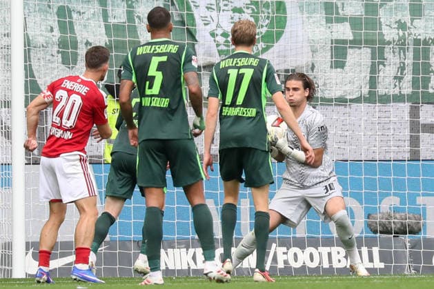 05.09.2026, xgox, Fussball, 2. Bundesliga, VfL Wolfsburg - FC Energie Cottbus v.l. Jakub Zielinski (Wolfsburg, 30) Parade, haelt den Ball, faengt den Ball, pariert (DFL DFB REGULATIONS PROHIBIT ANY USE OF PHOTOGRAPHS as IMAGE SEQUENCES and or QUASI-VIDEO) Wolfsburg *** September 5, 2026, xgox, Soccer, 2. Bundesliga, VfL Wolfsburg vs. FC Energie Cottbus: Jakub Zielinski (Wolfsburg), 30, makes a save, stops the ball, catches the ball, blocks the shot. DFL and DFB regulations prohibit any use of photographs as image sequences and or quasi-video. Wolfsburg