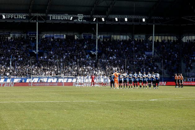 05.09.2026, xhettx, Fussball 3.Liga, SV Waldhof Mannheim - SC Verl v.l. Schweigeminute für ein verstorbenes Mitglied