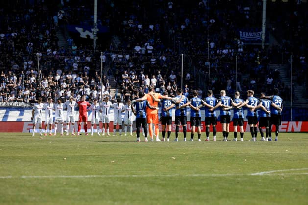 05.09.2026, xhettx, Fussball 3.Liga, SV Waldhof Mannheim - SC Verl v.l. Schweigeminute für ein verstorbenes Mitglied