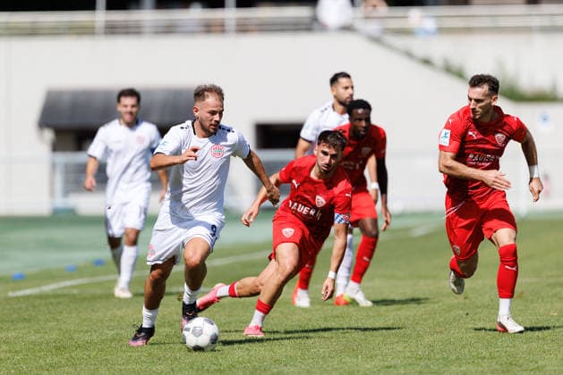 Jeton Abazi (9, TSV Landsberg) und Samed Bahar (8, TSV Buchbach) beim Spiel zwischen TSV Landsberg v TSV Buchbach, Fussball, Herren, Regionalliga Bayern, 2026 2027, 7.Spieltag am 05.09.2026 in Landsberg am Lech, Sportpark. Bayern Deutschland