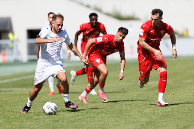 Jeton Abazi (9, TSV Landsberg) und Samed Bahar (8, TSV Buchbach) beim Spiel zwischen TSV Landsberg v TSV Buchbach, Fussball, Herren, Regionalliga Bayern, 2026 2027, 7.Spieltag am 05.09.2026 in Landsberg am Lech, Sportpark. Bayern Deutschland
