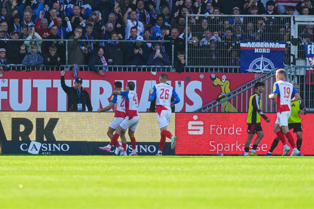 Torjubel Holstein Kiel nach Tor zum 2:1 Adrian Kapralik (Holstein Kiel, 20) GER, Holstein Kiel vs. 1. FC Nürnberg, Fußball, 2. Bundesliga, Spieltag 04, Saison 2026 2027, 05.09.2026 DFL REGULATIONS PROHIBIT ANY USE OF PHOTOGRAPHS AS IMAGE SEQUENCES AND OR QUASI-VIDEO GER, Holstein Kiel vs. 1. FC Nürnberg, Fußball, 2. Bundesliga, Spieltag 04, Saison 2026 2027, 05.09.2026 Kiel *** Holstein Kiel celebrates after scoring the 2-1 goal by Adrian Kapralik, Holstein Kiel, 20 GER, Holstein Kiel vs. 1 FC Nürnberg, soccer, 2. Bundesliga, Matchday 04, 2026–2027 season, September 5, 2026 DFL regulations prohibit any use of photographs as image sequences and or quasi-video, GER, Holstein Kiel vs. 1. FC Nürnberg, soccer, 2. Bundesliga, Matchday 4, 2026–2027 season, September 5, 2026, Kiel Copyright: xEibner-Pressefoto MarcelxvonxFehrnx EP_MFN