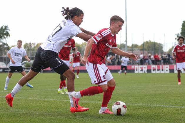 05.09.2026, Fußball, Herren, Saison 2026-2027, Regionalliga Bayern, 7. Spieltag: 1. FC Nürnberg II - FC Schweinfurt 05 Von links: Morris Adelabu (FC Schweinfurt 05, 27) gegen Tobias Heß (1. FC Nürnberg II, 43) Nürnberg Max-Morlock-Platz im Sportpark V Bayern Deutschland