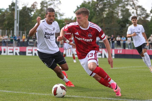 05.09.2026, Fußball, Herren, Saison 2026-2027, Regionalliga Bayern, 7. Spieltag: 1. FC Nürnberg II - FC Schweinfurt 05 Von links: Morris Adelabu (FC Schweinfurt 05, 27) gegen Tobias Heß (1. FC Nürnberg II, 43) Nürnberg Max-Morlock-Platz im Sportpark V Bayern Deutschland