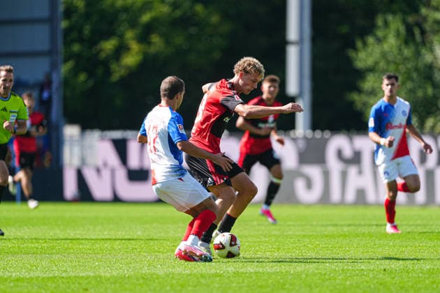John Tolkin (Holstein Kiel, 47), Piet Scobel (1. FC Nürnberg, 19) GER, Holstein Kiel vs. 1. FC Nürnberg, Fußball, 2. Bundesliga, Spieltag 04, Saison 2026 2027, 05.09.2026 DFL REGULATIONS PROHIBIT ANY USE OF PHOTOGRAPHS AS IMAGE SEQUENCES AND OR QUASI-VIDEO GER, Holstein Kiel vs. 1. FC Nürnberg, Fußball, 2. Bundesliga, Spieltag 04, Saison 2026 2027, 05.09.2026 Kiel *** John Tolkin, Holstein Kiel, 47, Piet Scobel, 1 FC Nürnberg, 19 (GER), Holstein Kiel vs. 1 FC Nürnberg, Soccer, 2. Bundesliga, Matchday 4, 2026–2027 Season, September 5, 2026 DFL regulations prohibit any use of photographs as image sequences and or quasi-video GER, Holstein Kiel vs. 1. FC Nürnberg, Soccer, 2. Bundesliga, Matchday 04, 2026–2027 Season, September 5, 2026, Kiel Copyright: xEibner-Pressefoto MarcelxvonxFehrnx EP_MFN