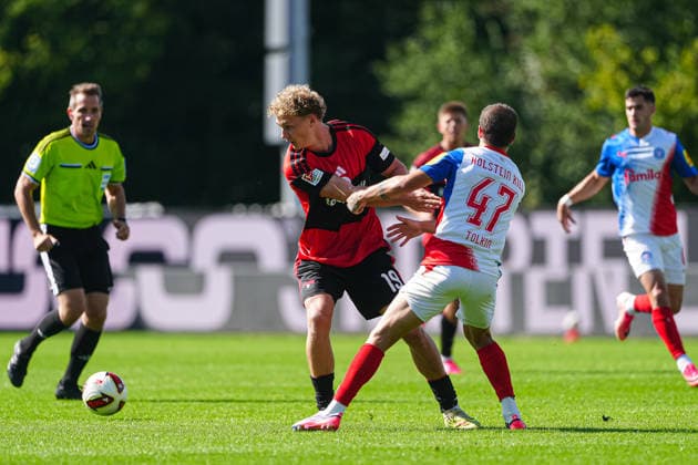 John Tolkin (Holstein Kiel, 47), Piet Scobel (1. FC Nürnberg, 19) GER, Holstein Kiel vs. 1. FC Nürnberg, Fußball, 2. Bundesliga, Spieltag 04, Saison 2026 2027, 05.09.2026 DFL REGULATIONS PROHIBIT ANY USE OF PHOTOGRAPHS AS IMAGE SEQUENCES AND OR QUASI-VIDEO GER, Holstein Kiel vs. 1. FC Nürnberg, Fußball, 2. Bundesliga, Spieltag 04, Saison 2026 2027, 05.09.2026 Kiel *** John Tolkin, Holstein Kiel, 47, Piet Scobel, 1 FC Nürnberg, 19 (GER), Holstein Kiel vs. 1 FC Nürnberg, Soccer, 2. Bundesliga, Matchday 4, 2026–2027 Season, September 5, 2026 DFL regulations prohibit any use of photographs as image sequences and or quasi-video GER, Holstein Kiel vs. 1. FC Nürnberg, Soccer, 2. Bundesliga, Matchday 04, 2026–2027 Season, September 5, 2026, Kiel Copyright: xEibner-Pressefoto MarcelxvonxFehrnx EP_MFN