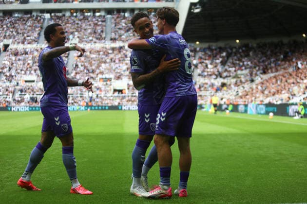 St James Park NEWCASTLE UPON TYNE, ENGLAND, SEPTEMBER 5: Justin Kluivert (L), Marcus Tavernier (M) and Alex Scott (R) of AFC Bournemouth celebrate their teams second goal during a Premier League 2026-27 match between Newcastle United and AFC Bournemouth at St James Park on September 5, 2026 in Newcastle Upon Tyne, England. (Photo by Zach Forster Sports Press Photo) (Zach Forster Sports Press Photo SPP) Copyright: xZachxForster SportsxPressxPhotox xSPPx spp-en-ZaFoPrPh-spp26_zachf_0509_163