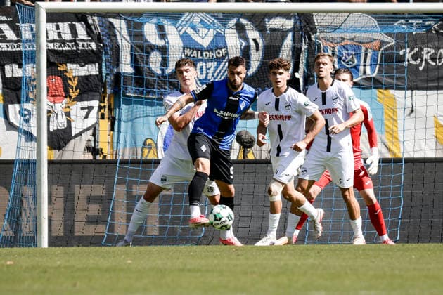 05.09.2026, xhettx, Fussball 3.Liga, SV Waldhof Mannheim - SC Verl v.l. Goncalo Gregorio (SV Waldhof Mannheim, 9) schirmt den Ball ab