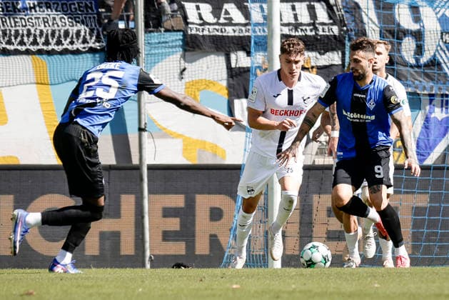 05.09.2026, xhettx, Fussball 3.Liga, SV Waldhof Mannheim - SC Verl v.l. Jidechi Okeke (SV Waldhof Mannheim, 25) zeigt an wo er den Ball hin haben möchte. Am Ball Goncalo Gregorio (SV Waldhof Mannheim, 9)