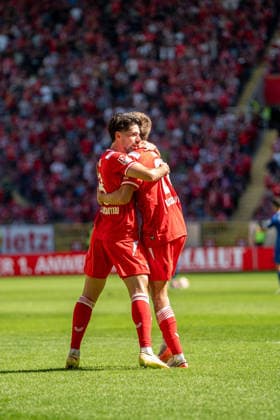 05.09.2026, xdaymx, Fussball 2.Bundesliga, 1.FC Kaiserslautern - SV Darmstadt 98. Semih Sahin (1.FC Kaiserslautern) und der Torschütze Mario Sauer (1.FC Kaiserslautern) jubeln zusammen nach dem 1:0 für den 1. FC Kaiserslautern Kaiserslautern *** September 5, 2026, xdaymx, Soccer, 2. Bundesliga, 1 FC Kaiserslautern vs. SV Darmstadt 98; Semih Sahin; 1 FC Kaiserslautern and goal scorer Mario Sauer of 1 FC Kaiserslautern celebrate together after the 1–0 victory for 1 FC Kaiserslautern; Kaiserslautern