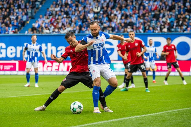 Rostock, Deutschland 05. September 2026: 3. Liga - 2026 2027 - Sp. 4 - FC Hansa Rostock gegen SV Wehen Wiesbaden Im Bild: v. li. im Zweikampf Robin Kalem (SV Wehen Wiesbaden) und David Kopacz (Hansa Rostock) DFB DFL regulations prohibit any use of photographs as image sequences and or quasi-video Copyright: xFotostandx xVoelkerx