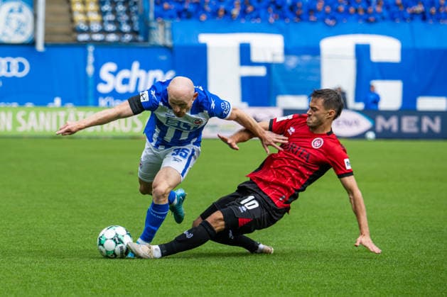 Sport Bilder des Tages Rostock, Deutschland 05. September 2026: 3. Liga - 2026 2027 - Sp. 4 - FC Hansa Rostock gegen SV Wehen Wiesbaden Im Bild: v. li. im Zweikampf Maximilian Krauß Krauss (Hansa Rostock) und DFB DFL regulations prohibit any use of photographs as image sequences and or quasi-video Copyright: xFotostandx xVoelkerx