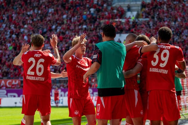 05.09.2026, xdaymx, Fussball 2.Bundesliga, 1.FC Kaiserslautern - SV Darmstadt 98. Mannschaft von Kaiserslautern jubelt nach dem 1:0 vor der Westkurve Kaiserslautern *** September 5, 2026, xdaymx, Soccer, 2. Bundesliga, 1. FC Kaiserslautern vs. SV Darmstadt 98: The Kaiserslautern team celebrates their 1-0 victory in front of the Westkurve in Kaiserslautern