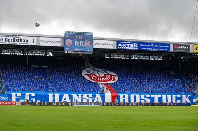 Rostock, Deutschland 05. September 2026: 3. Liga - 2026 2027 - Sp. 4 - FC Hansa Rostock gegen SV Wehen Wiesbaden Im Bild: Fankurve Südtribüne Hansa mit Choreo DFB DFL regulations prohibit any use of photographs as image sequences and or quasi-video Copyright: xFotostandx xVoelkerx
