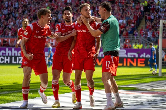 05.09.2026, xdaymx, Fussball 2.Bundesliga, 1.FC Kaiserslautern - SV Darmstadt 98. Torjubel zur 1:0 Führung. vl., Paul Joly (1.FC Kaiserslautern)Vorlagengeber Semih Sahin (1.FC Kaiserslautern), Torschütze Mario Sauer (1.FC Kaiserslautern) und Auswechselspieler Erencan Yardimci (1.FC Kaiserslautern) Kaiserslautern *** September 5, 2026, xdaymx, Soccer 2. Bundesliga, 1. FC Kaiserslautern vs. SV Darmstadt 98, Goal celebration after taking a 1–0 lead, Paul Joly (1. FC Kaiserslautern), assist by Semih Sahin (1. FC Kaiserslautern), Goal scorer Mario Sauer (1. FC Kaiserslautern) and substitute Erencan Yardimci (1. FC Kaiserslautern), Kaiserslautern