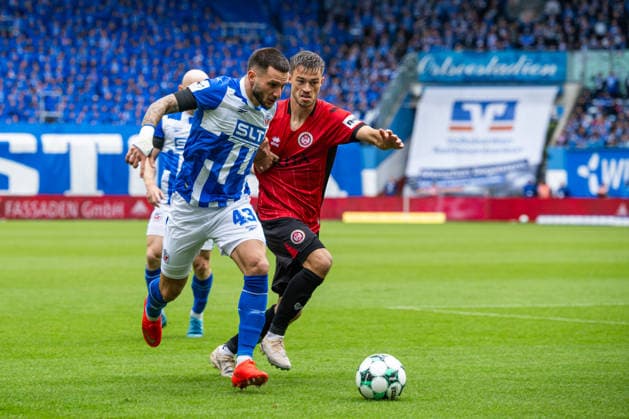 Rostock, Deutschland 05. September 2026: 3. Liga - 2026 2027 - Sp. 4 - FC Hansa Rostock gegen SV Wehen Wiesbaden Im Bild: v. li. im Zweikampf Leon Dajaku (Hansa Rostock) und Gino Fechner (SV Wehen Wiesbaden) DFB DFL regulations prohibit any use of photographs as image sequences and or quasi-video Copyright: xFotostandx xVoelkerx