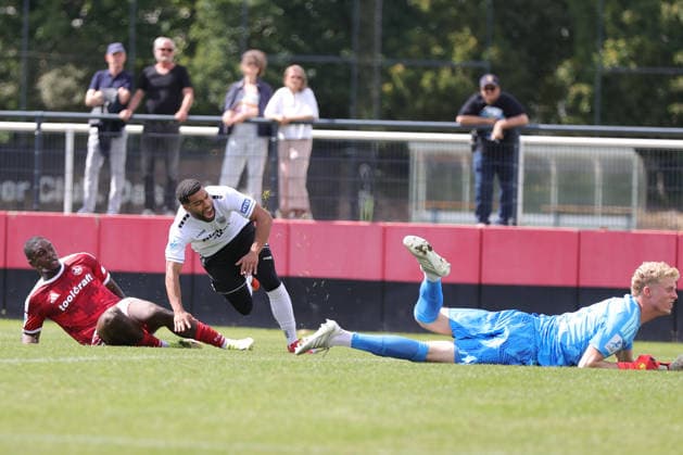 05.09.2026, Fußball, Herren, Saison 2026-2027, Regionalliga Bayern, 7. Spieltag: 1. FC Nürnberg II - FC Schweinfurt 05 Von links: Farid Maboa Dibamba (1. FC Nürnberg II, 49) gegen Jason Prodanovic (FC Schweinfurt 05, 17) Nürnberg Max-Morlock-Platz im Sportpark V Bayern Deutschland
