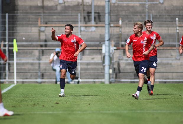 Fussball, Herren, Regionalliga Bayern, Saison 2026 2027, SpVgg Unterhaching - FC Augsburg II, Amateure 1:0 durch Moritz Müller Mueller (SpVgg Unterhaching) Tor, Jubel