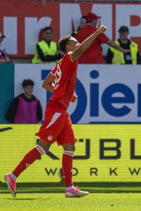 05.09.2026, xdaymx, Fussball 2.Bundesliga, 1.FC Kaiserslautern - SV Darmstadt 98. Thierry Tazemeta (1.FC Kaiserslautern) mit der Faust nach dem 2:0 Kaiserslautern *** September 5, 2026, xdaymx, Soccer, 2. Bundesliga, 1. FC Kaiserslautern vs. SV Darmstadt 98, Thierry Tazemeta, 1. FC Kaiserslautern, pumping his fist after the 2-0 win for Kaiserslautern