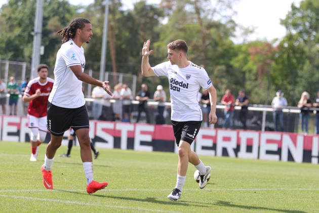 05.09.2026, Fußball, Herren, Saison 2026-2027, Regionalliga Bayern, 7. Spieltag: 1. FC Nürnberg II - FC Schweinfurt 05 Von links: Morris Adelabu (FC Schweinfurt 05, 27) und Torschütze Philipp Hack (FC Schweinfurt 05, 07) feiern das 1:1 Nürnberg Max-Morlock-Platz im Sportpark V Bayern Deutschland