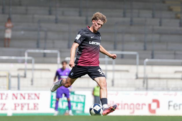 Rouven Tarnutzer (SC Freiburg II, 30) am Ball , Deutschland, Fussball, Regionalliga Südwest, 5.Spieltag, 2026 2027, SC Freiburg II vs. TSV Steinbach Haiger, 05.09.2026, Dreisamstadion, Freiburg Freiburg Dreisamstadion Baden-Wuerttemberg Deutschland Copyright: xArnexAmbergx