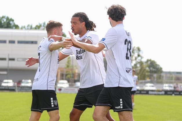 05.09.2026, Fußball, Herren, Saison 2026-2027, Regionalliga Bayern, 7. Spieltag: 1. FC Nürnberg II - FC Schweinfurt 05 Von links: Torschütze Philipp Hack (FC Schweinfurt 05, 07), Morris Adelabu (FC Schweinfurt 05, 27) und Pietro Besso (FC Schweinfurt 05, 23) feiern das 1:1 Nürnberg Max-Morlock-Platz im Sportpark V Bayern Deutschland
