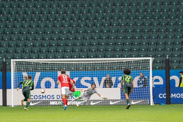 Deutschland: Fussball 2. Bundesliga, 4. Spieltag 2026 2027, VfL Wolfsburg - Energie Cottbus am 05.09.2026 in Wolfsburg (Volkswagen Arena): Tor zum 3:3 Tolcay Cigerci (Energie Cottbus, 10) Elfmeter *** German Soccer 2. Bundesliga, Matchday 4, 2026–2027, VfL Wolfsburg vs. Energie Cottbus on September 5, 2026, at the Volkswagen Arena in Wolfsburg; 3–3 goal by Tolcay Cigerci of Energie Cottbus, 10th penalty kick Copyright: xSvenxHeidmannx