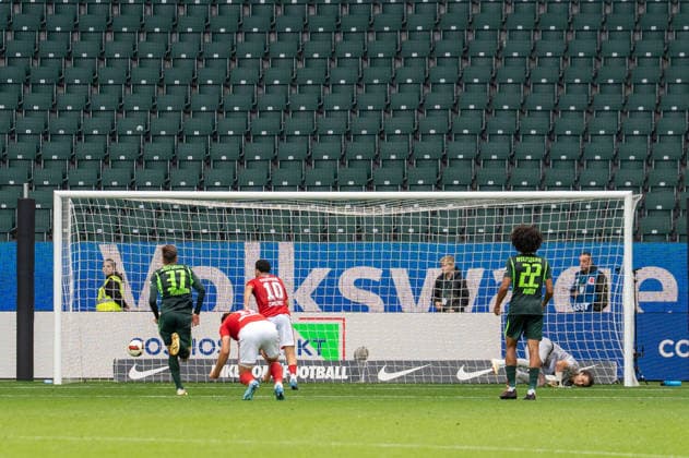 Deutschland: Fussball 2. Bundesliga, 4. Spieltag 2026 2027, VfL Wolfsburg - Energie Cottbus am 05.09.2026 in Wolfsburg (Volkswagen Arena): Tor zum 3:3 Tolcay Cigerci (Energie Cottbus, 10) Elfmeter *** German Soccer 2. Bundesliga, Matchday 4, 2026–2027, VfL Wolfsburg vs. Energie Cottbus on September 5, 2026, at the Volkswagen Arena in Wolfsburg; 3–3 goal by Tolcay Cigerci of Energie Cottbus, 10th penalty kick Copyright: xSvenxHeidmannx