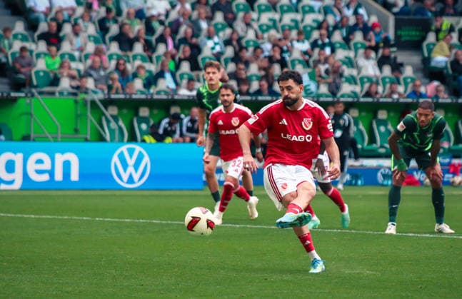 Deutschland:Fussball 2.Bundesliga 2026 2027, 4.Spieltag VfL Wolfsburg vs Energie Cottbus - Volkswagen Arena (Wolfsburg): Tor zum Tolcay CiÄüerci Tolcay Cigerci (Energie Cottbus, 10) *** Germany Soccer 2. Bundesliga 2026–2027, Matchday 4: VfL Wolfsburg vs. Energie Cottbus at Volkswagen Arena, Wolfsburg. Goal by Tolcay CiÄüerci (Tolcay Cigerci) of Energie Cottbus, 10 Copyright: xAymanxAlahmedx