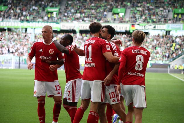 Deutschland:Fussball 2.Bundesliga 2026 2027, 4.Spieltag VfL Wolfsburg vs Energie Cottbus - Volkswagen Arena (Wolfsburg): Tor und Torjubel zum Tolcay CiÄüerci Tolcay Cigerci (Energie Cottbus, 10) Lukas Michelbrink (Energie Cottbus, 8) Moritz Hannemann (Energie Cottbus, 11) Christian Kinsombi (Energie Cottbus, 7) *** Germany Soccer 2. Bundesliga 2026–2027, Matchday 4: VfL Wolfsburg vs. Energie Cottbus at Volkswagen Arena in Wolfsburg; Goal and goal celebration by Tolcay CiÄüerci (Energie Cottbus), 10 Lukas Michelbrink (Energie Cottbus), 8 Moritz Hannemann (Energie Cottbus), 11 Christian Kinsombi (Energie Cottbus), 7 Copyright: xAymanxAlahmedx