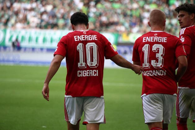 Deutschland:Fussball 2.Bundesliga 2026 2027, 4.Spieltag VfL Wolfsburg vs Energie Cottbus - Volkswagen Arena (Wolfsburg): Tor und Torjubel zum Tolcay CiÄüerci Tolcay Cigerci (Energie Cottbus, 10) *** Germany Soccer 2. Bundesliga 2026–2027, Matchday 4: VfL Wolfsburg vs. Energie Cottbus at Volkswagen Arena, Wolfsburg—Goal and goal celebration by Tolcay CiÄüerci (Tolcay Cigerci) of Energie Cottbus, 10 Copyright: xAymanxAlahmedx