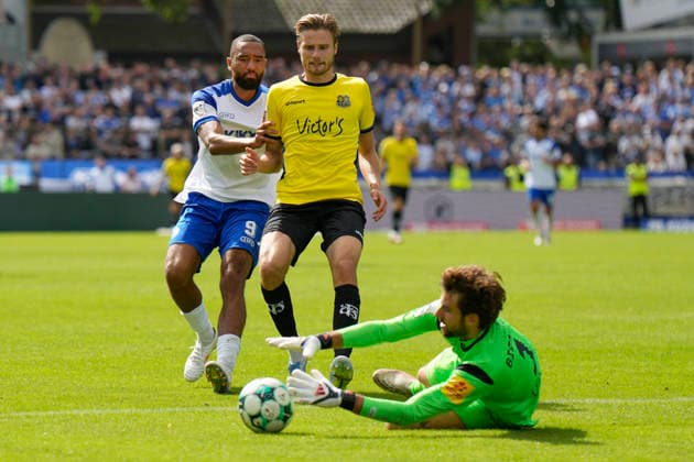 05.09.2026, Hänsch-Arena, Meppen, GER, 3. Liga, 4. Spieltag: Fußball: SV Meppen vs 1. FC Saarbrücken, Cyrill Akono (SV Meppen 9) vs Daniel Gleiber (1. FC Saarbrücken 5), vorne iat TW Matteo Bignetti (1. FC Saarbrücken 1) DFL REGULATIONS PROHIBIT ANY USE OF PHOTOGRAPHS AS IMAGE SEQUENCES AND OR QUASI-VIDEO. Meppen Niedersachsen Hänsch-Arena