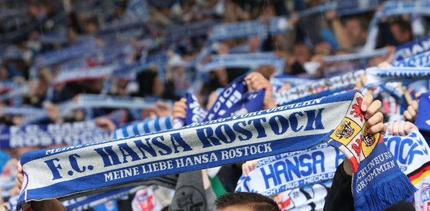 FC Hansa Rostock- Wehen Wiesbaden Rostock, 05.09.2026, Fußball 3.Liga FC Hansa Rostock- Wehen Wiesbaden Der FC Hansa Rostock in den Schlagzeilen , hier Fans mit Schal Rostock Ostseestadion Mecklenburg-Vorpommern Deutschland