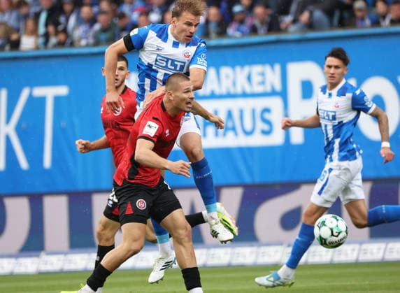 FC Hansa Rostock- Wehen Wiesbaden Rostock, 05.09.2026, Fußball 3.Liga FC Hansa Rostock- Wehen Wiesbaden Florian Carstens FC Hansa Rostock oben gegen Marcus Müller Wehen Wiesbaden Rostock Ostseestadion Mecklenburg-Vorpommern Deutschland