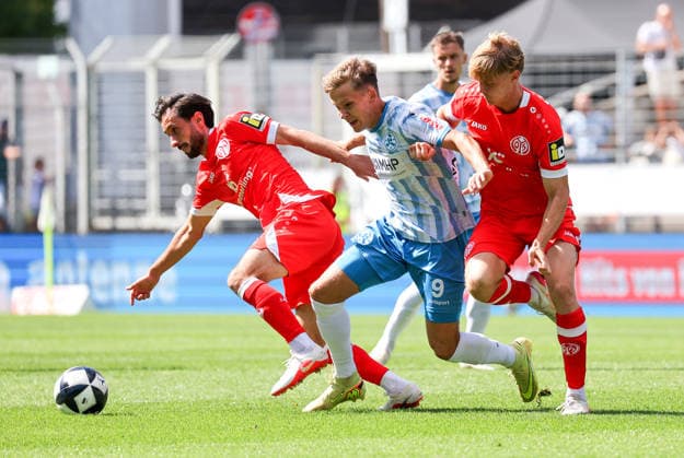 05.09.2026, Deutschland, Stuttgart, Fussball, Regionalliga Südwest, SV Stuttgarter Kickers vs. 1. FSV Mainz 05 II, v.l. Yunus Malli (Mainz), Sebastian Müller (Kickers), Emanuel-Pavel Marincau (Mainz)